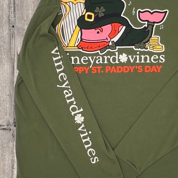 VINEYARD VINES HARP LEPRECHAUN WHALE POCKET TEE, SIZE MEDIUM - Picture 3 of 6